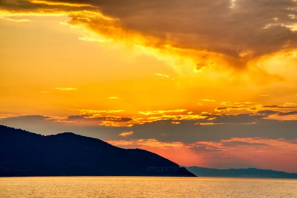 Magische zonsondergang op het eiland Thassos in Griekenland — Stockfoto