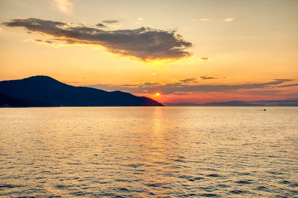 Magische zonsondergang op het eiland Thassos in Griekenland — Stockfoto