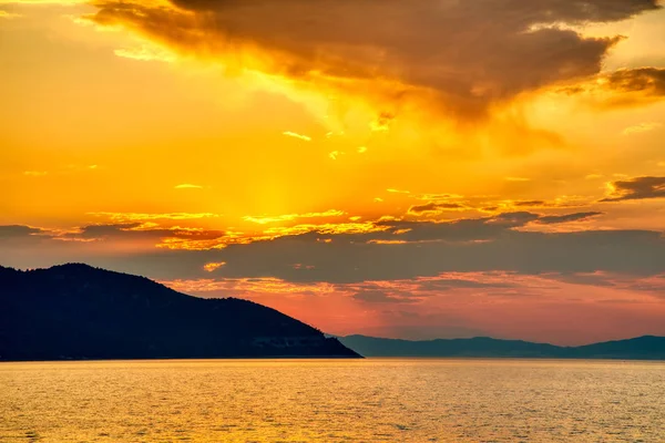 Чарівний захід сонця на острові Тассос в Греції — стокове фото