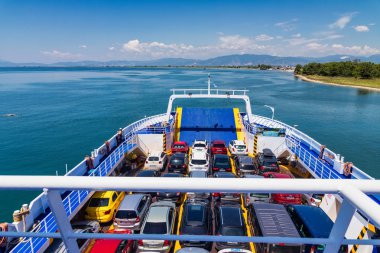 Yolcular ve arabalar ile Büyük feribot tekne güverte, Keramoti çalışır