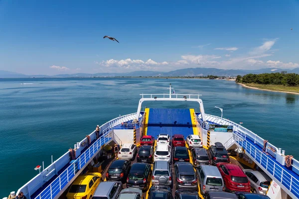 Groot veerboot dek met passagiers en auto's, loopt van Keramoti — Stockfoto