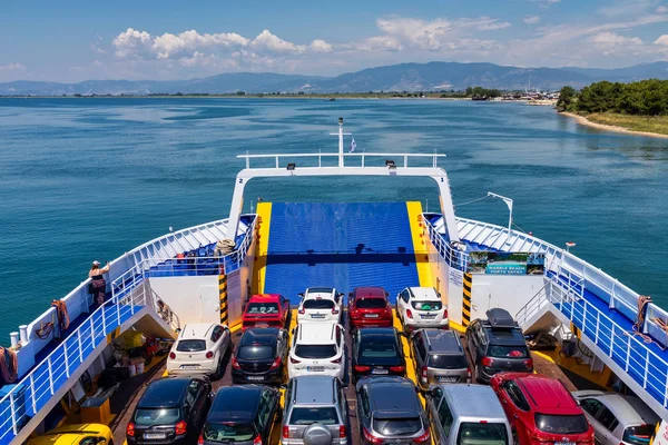 Grand pont de ferry avec passagers et voitures, fonctionne à partir de Keramoti — Photo