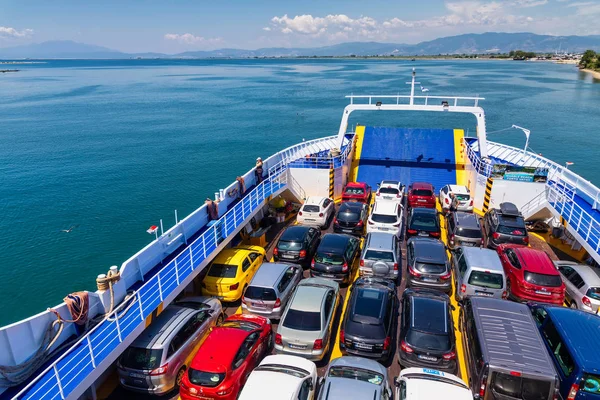 Groot veerboot dek met passagiers en auto's, loopt van Keramoti — Stockfoto