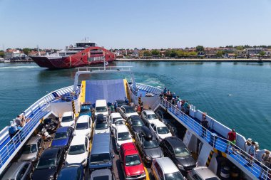 Yolcular ve arabalar ile Büyük feribot tekne güverte, Keramoti çalışır