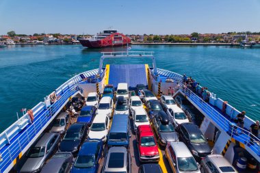 Yolcular ve arabalar ile Büyük feribot tekne güverte, Keramoti çalışır