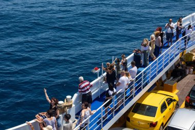 Yolcular ve arabalar ile Büyük feribot tekne güverte, Keramoti çalışır