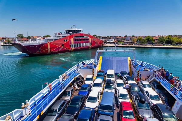 Big Ferry båtdäck med passagerare och bilar, går från Keramoti — Stockfoto