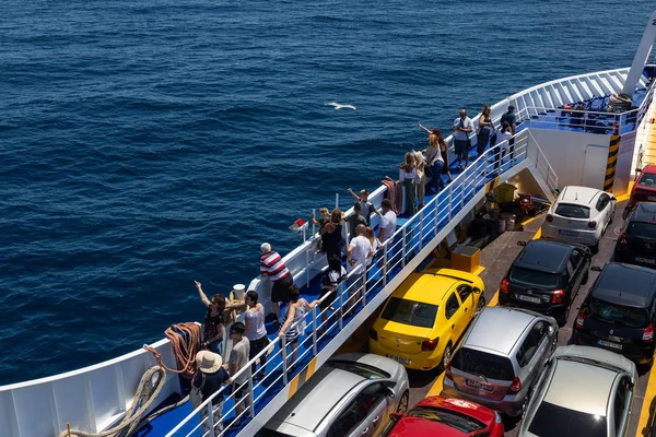 Groot veerboot dek met passagiers en auto's, loopt van Keramoti — Stockfoto