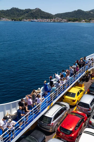 Groot veerboot dek met passagiers en auto's, loopt van Keramoti — Stockfoto