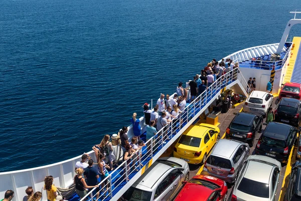 Groot veerboot dek met passagiers en auto's, loopt van Keramoti — Stockfoto