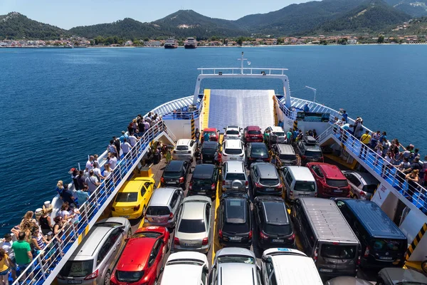 Groot veerboot dek met passagiers en auto's, loopt van Keramoti — Stockfoto