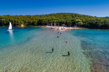 Turkuaz ile Bella Vraka Plajı havadan drone kuş bakışı görünümü