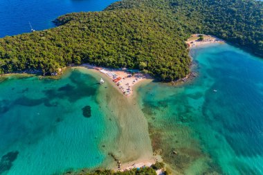 Turkuaz ile Bella Vraka Plajı havadan drone kuş bakışı görünümü