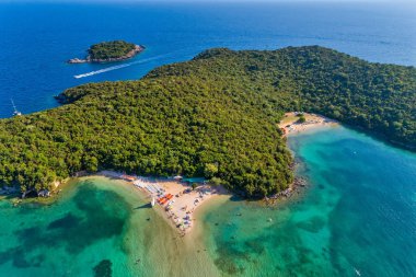 Turkuaz ile Bella Vraka Plajı havadan drone kuş bakışı görünümü