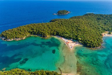 Turkuaz ile Bella Vraka Plajı havadan drone kuş bakışı görünümü