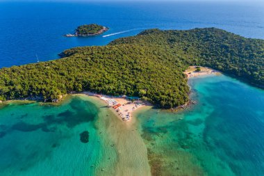 Turkuaz ile Bella Vraka Plajı havadan drone kuş bakışı görünümü