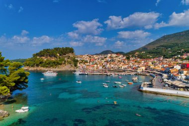 Parga kıyı kenti havadan şehir manzarası, Yunanistan durin