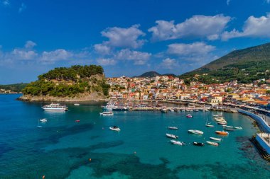 Parga kıyı kenti havadan şehir manzarası, Yunanistan durin