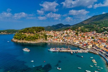 Parga kıyı kenti havadan şehir manzarası, Yunanistan durin