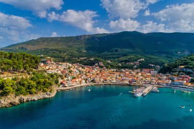 Parga kıyı kenti havadan şehir manzarası, Yunanistan durin