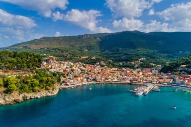 Parga kıyı kenti havadan şehir manzarası, Yunanistan durin