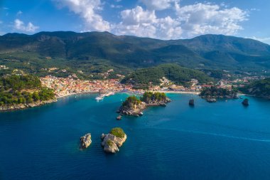 Parga kıyı kenti havadan şehir manzarası, Yunanistan durin