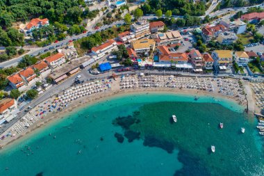 Parga kıyı kenti havadan şehir manzarası, Yunanistan durin