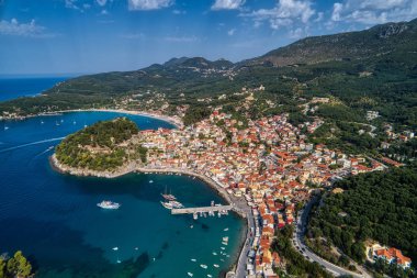 Parga kıyı kenti havadan şehir manzarası, Yunanistan durin