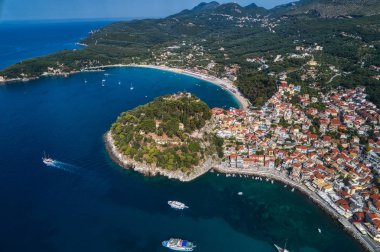 Parga kıyı kenti havadan şehir manzarası, Yunanistan durin
