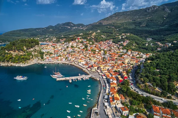 Aerial cityscape view of the coastal city of Parga, Greece durin — Stock Photo, Image