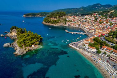 Parga kıyı kenti havadan şehir manzarası, Yunanistan durin