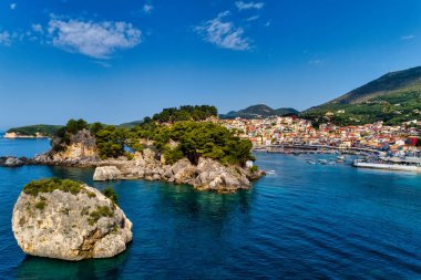 Parga kıyı kenti havadan şehir manzarası, Yunanistan durin