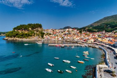 Parga kıyı kenti havadan şehir manzarası, Yunanistan durin