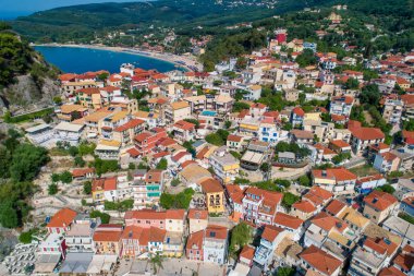 Parga kıyı kenti havadan şehir manzarası, Yunanistan durin