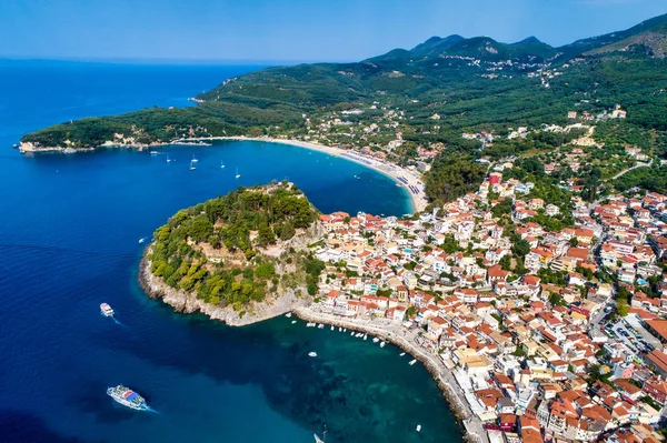 Aerial cityscape view of the coastal city of Parga, Greece durin — Stock Photo, Image