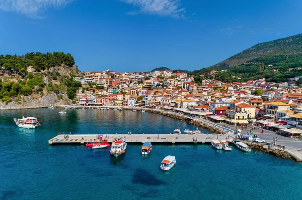 Vista aérea de la ciudad costera de Parga, Grecia durin — Foto de Stock