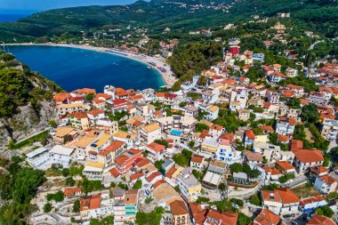 Parga kıyı kenti havadan şehir manzarası, Yunanistan durin
