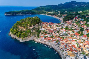 Parga kıyı kenti havadan şehir manzarası, Yunanistan durin
