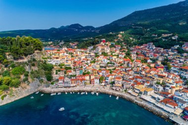 Parga kıyı kenti havadan şehir manzarası, Yunanistan durin