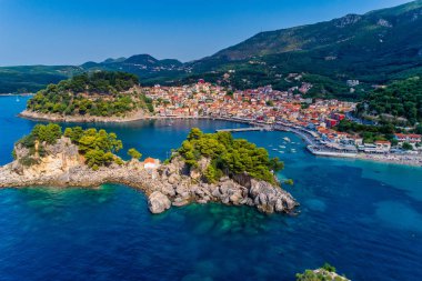 Parga kıyı kenti havadan şehir manzarası, Yunanistan durin