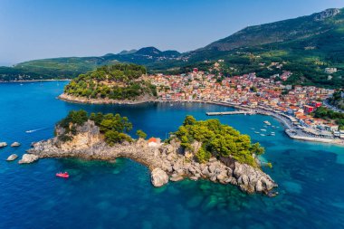 Parga kıyı kenti havadan şehir manzarası, Yunanistan durin