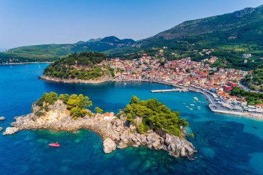 Parga kıyı kenti havadan şehir manzarası, Yunanistan durin