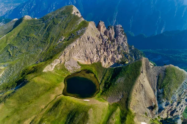 Drakolimni de Tymfi. El lago se encuentra a una altitud de 2050m ab — Foto de Stock