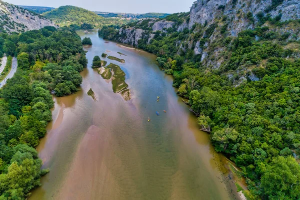 Vista aérea del equipo de aventura haciendo Kayaks — Foto de Stock