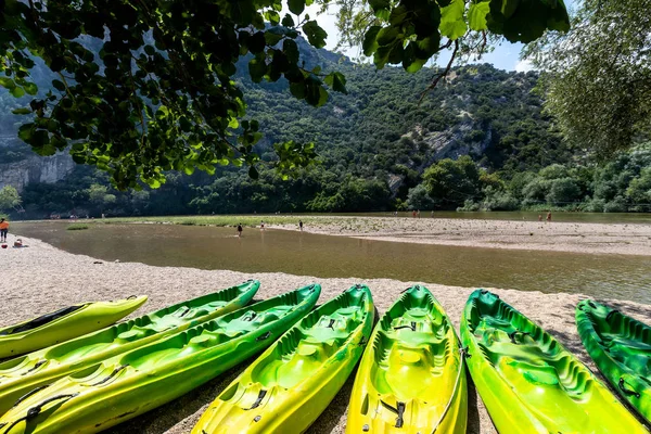 Kayak yang diparkir di tepi pantai pantai yang indah di tepi sungai Sarang — Stok Foto