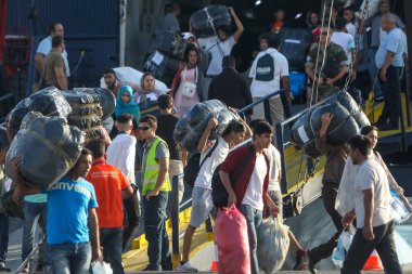 Mülteci ler ve göçmenler Selanik limanına karaya çıktı