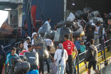 Mülteci ler ve göçmenler Selanik limanına karaya çıktı