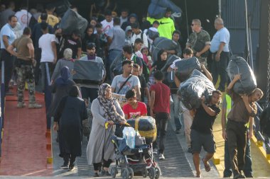 Mülteci ler ve göçmenler Selanik limanına karaya çıktı