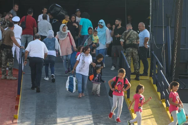 难民和移民下船到塞萨洛尼基港 — 图库照片