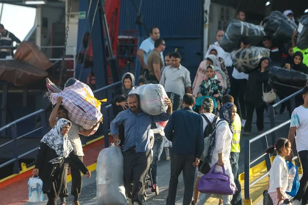 Refugiados y migrantes desembarcan en el puerto de Tesalónica afte —  Fotos de Stock